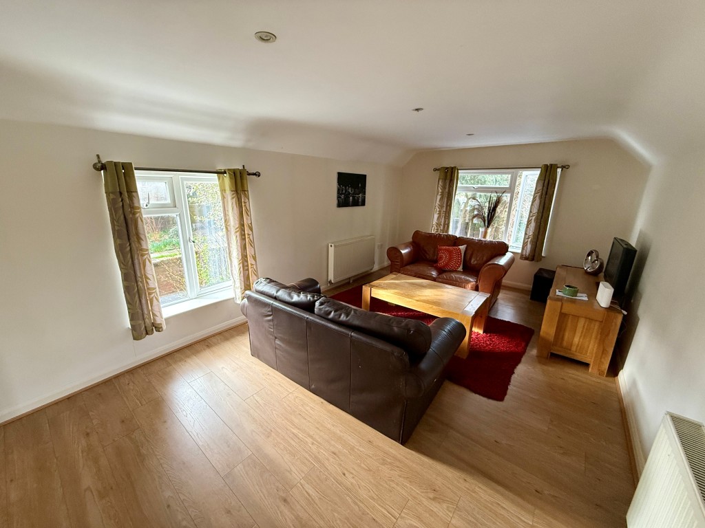Lot: 84 - HIGH STREET INVESTMENT WITH POTENTIAL - Flat 5 living room